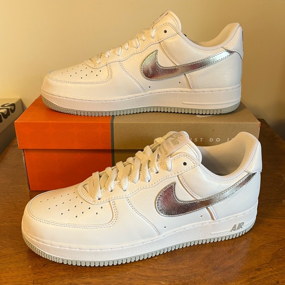 NIKE Air Force One ‘07 Low White Metallic Silver